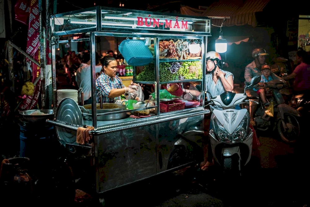 この市場の隠れた屋台では、美味しい砕き米、麺スープ、自家製のお菓子が提供されています